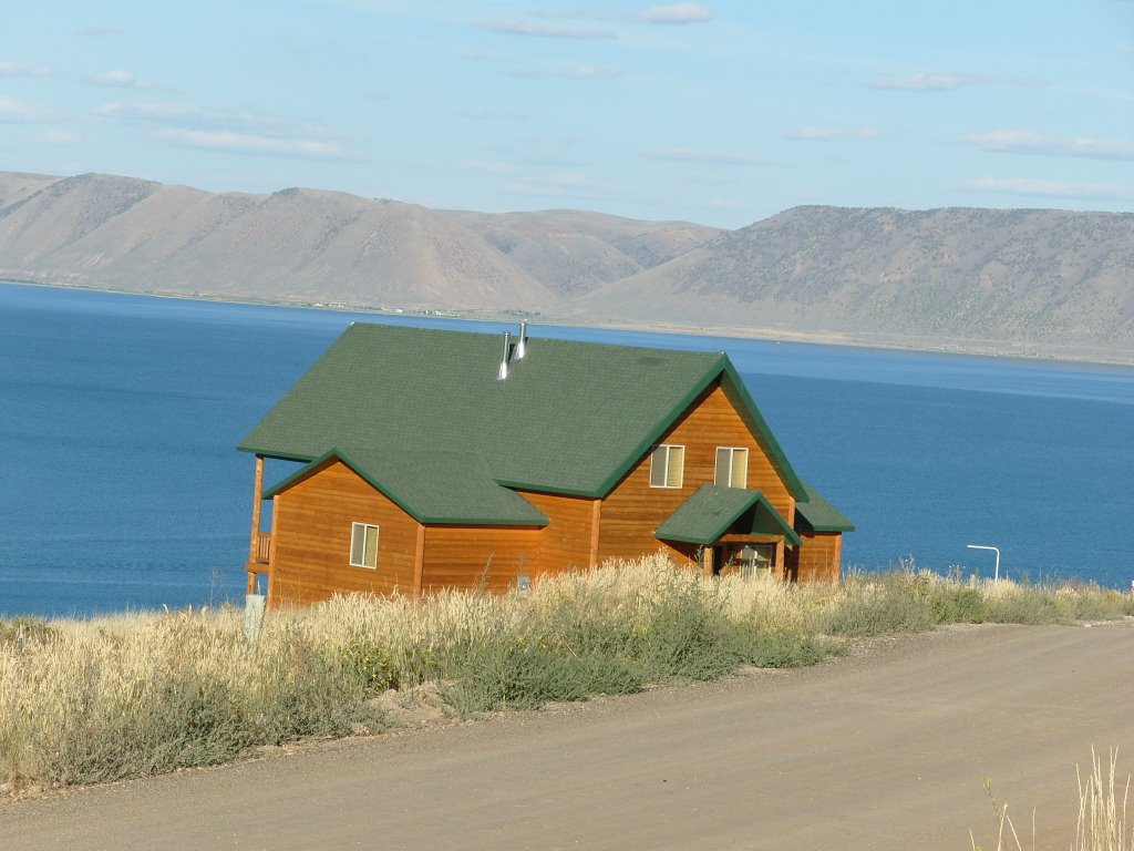 CABAÑA AL FONDO EL LAGO BEARLAKE by Carlos Rene Gonzalez