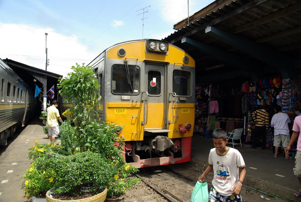 Mahachai　駅 by 大介