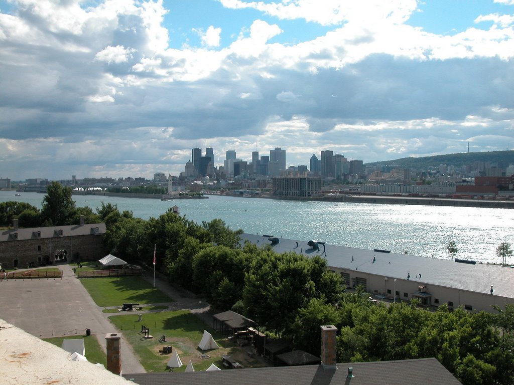 Montréal centre ville vue du pont Jacques Cartier by Denis Bernier