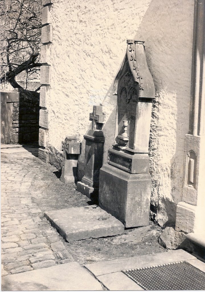 Alte Kreuze an der Kirche in Auw an der Kyll by hjn-pressebild