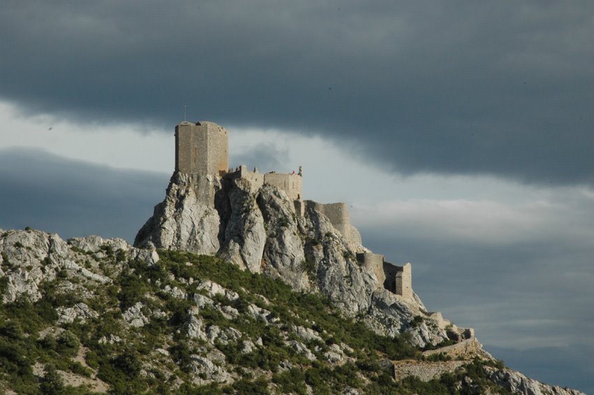 Quéribus sous un ciel menaçant by Philoup