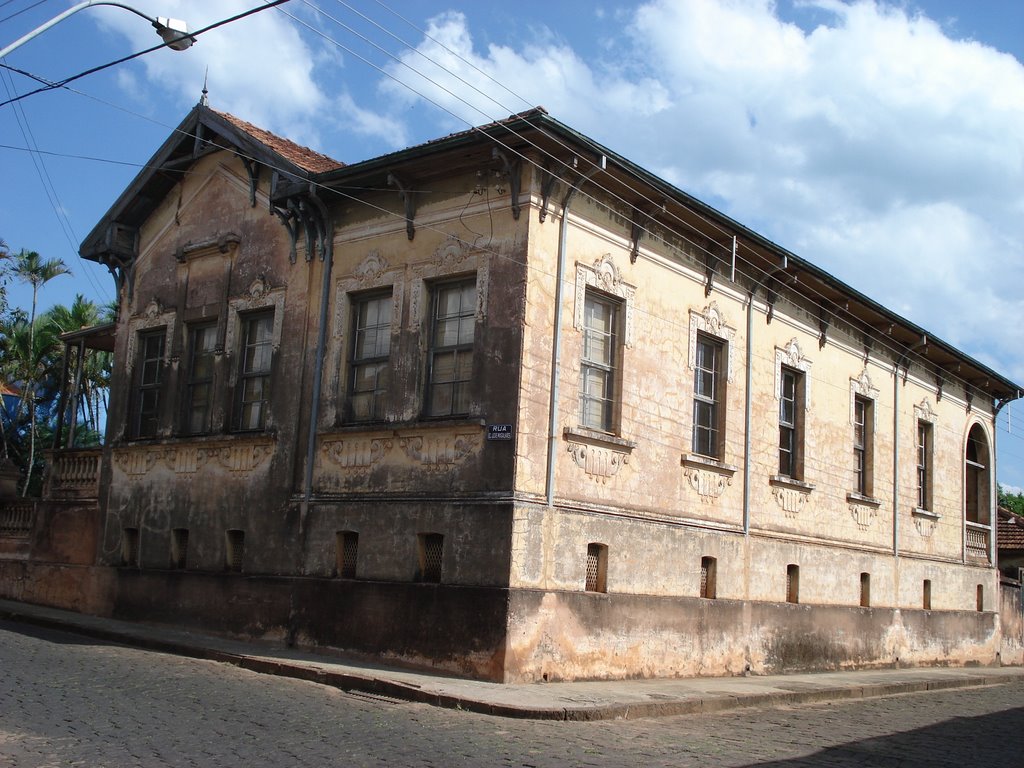 Casa (rua 'Estreita') by Fábio Medeiros Faria