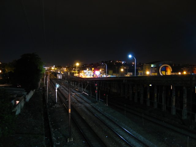 Vista noturna a partir do viaduto de Mesquita - RJ by Erick Aniszewski