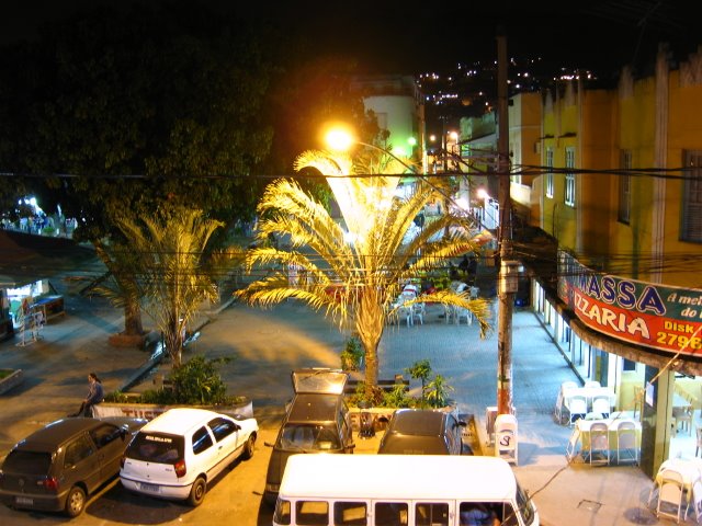 Vista noturna do viaduto para a praça de Mesquita - RJ by Erick Aniszewski