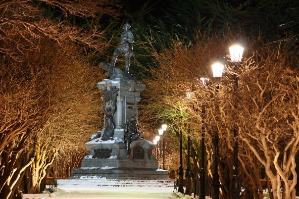 Monumento a Hernando de Magallanes by Bernardo Balbontin