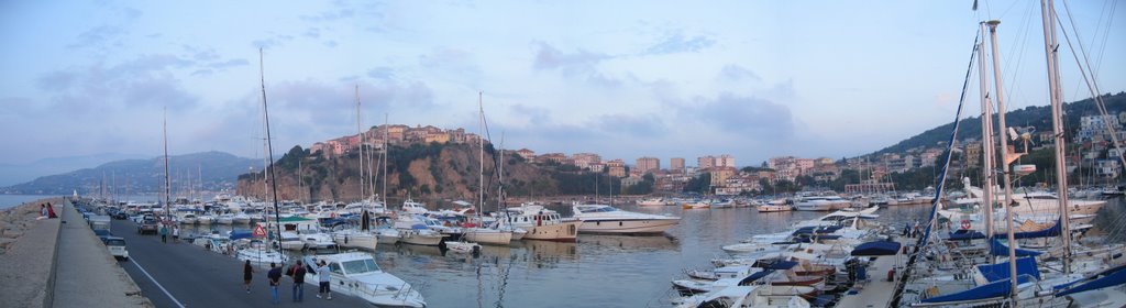 Agropoli: Blick über den Hafen by Michael Malek