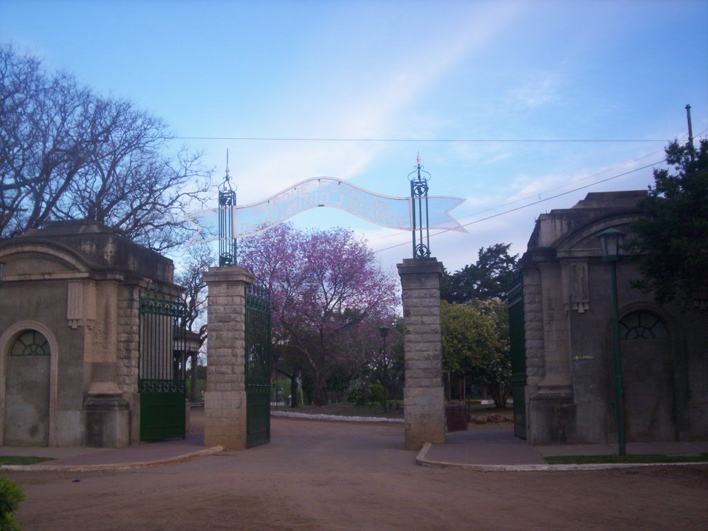 Portal Parque Quiroz by claudio piris