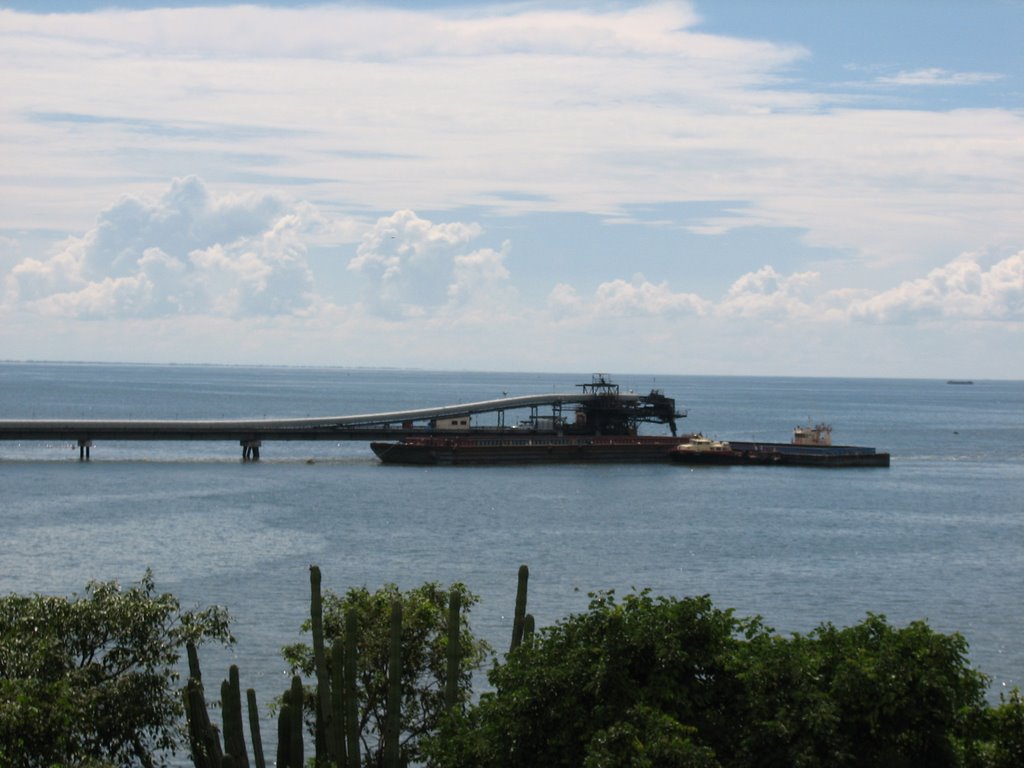 Cargue de carbon en barcazas - Cienaga Magdalena. by Ed. Me. Mo.