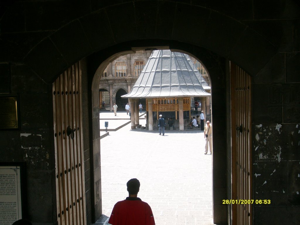 Ulu cami: çarşı giriş kapısı. by a.hamit taş