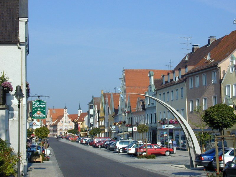 Hauptstraße von Osten mit Kunstwerk by Adalbert Riehl