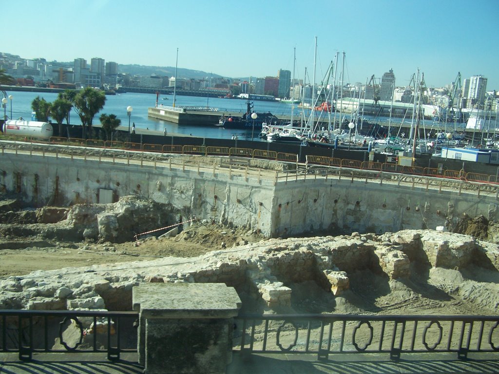 Restos de Murallas Romanas junto al puerto de A Coruña, Galicia by Evelio de Feria