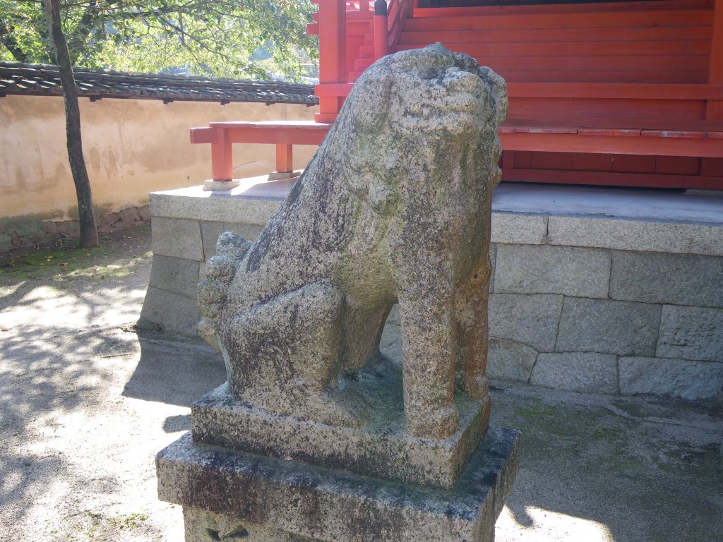 Tada Jinja Shrine　多田神社 六所宮 狛犬［雌］ by murakami.cc