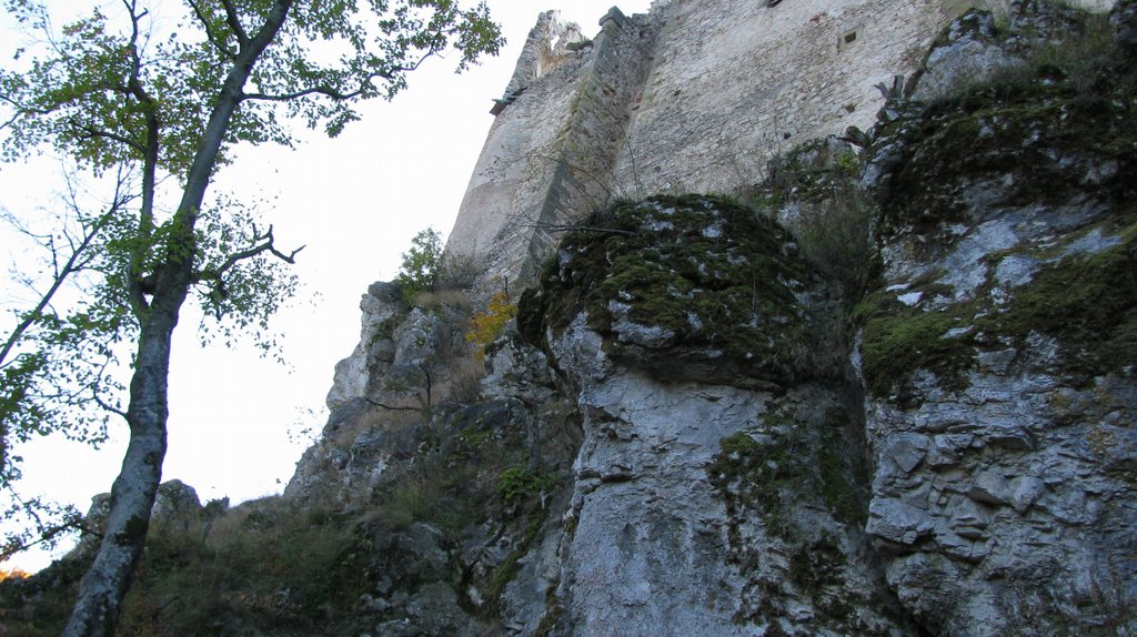 Na skale postavený hrad by kolobezka