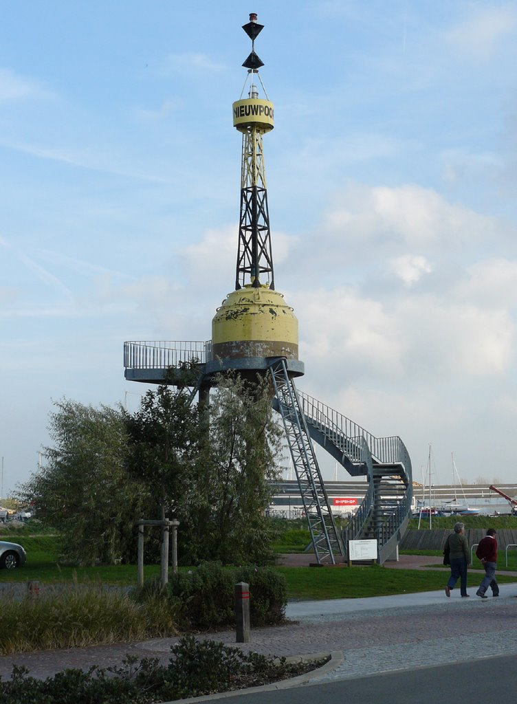 Nieuwpoort, uitkijk langs de Robert Orlentpromenade aan de jachthaven by Vanhulst