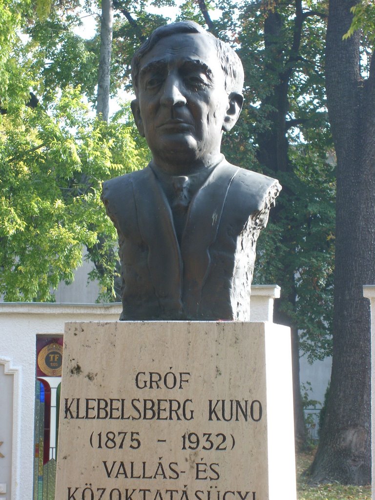 Gróf Klebelsberg Kuno (1875-1932) Vallás és Közoktatási Miniszter a TF alapítója by Veér Lajos