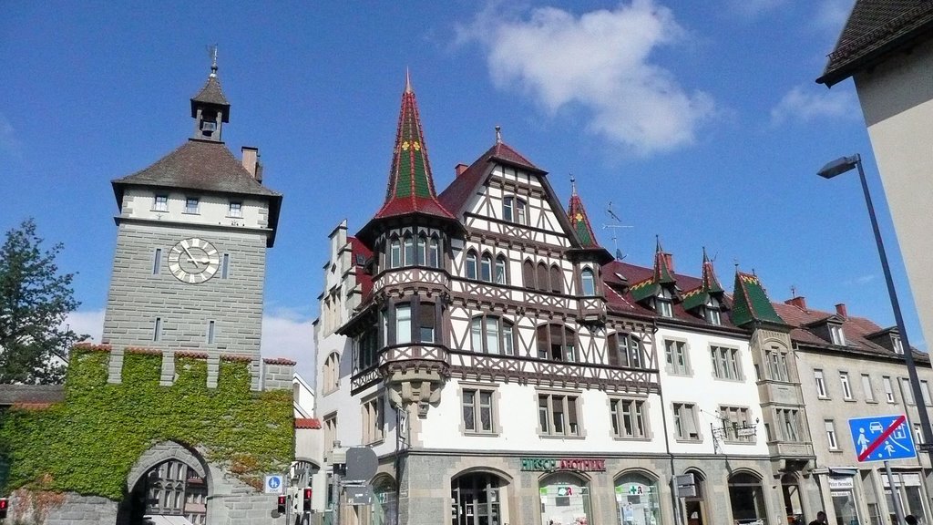 Edificio impresionante junto a la puerta by Ricardo Pérez