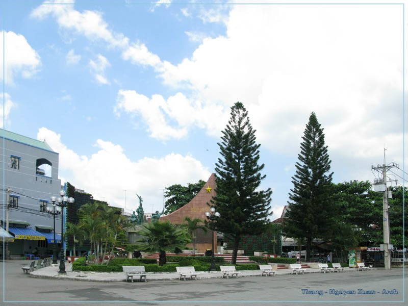 Tượng đài chiến thắng Sân bay Biên Hòa by Vietnam - Paracels