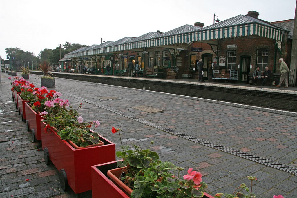 Station in yesteryear guise by Simon c