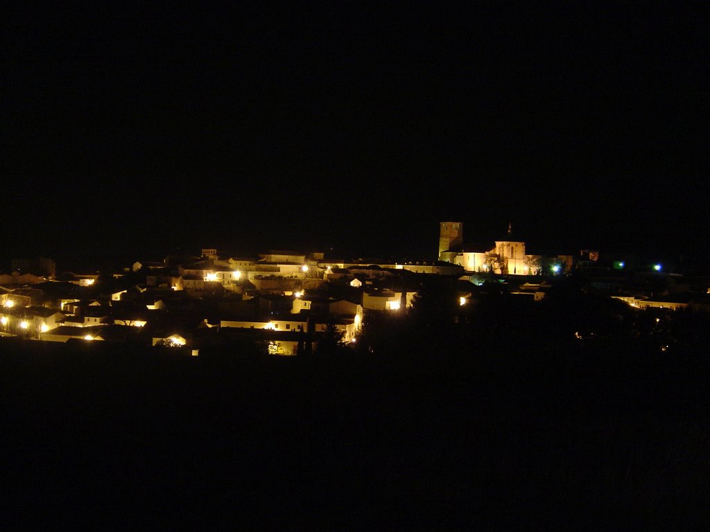 Belmonte desde la ladera del castillo por la noche. by franciscoguerra