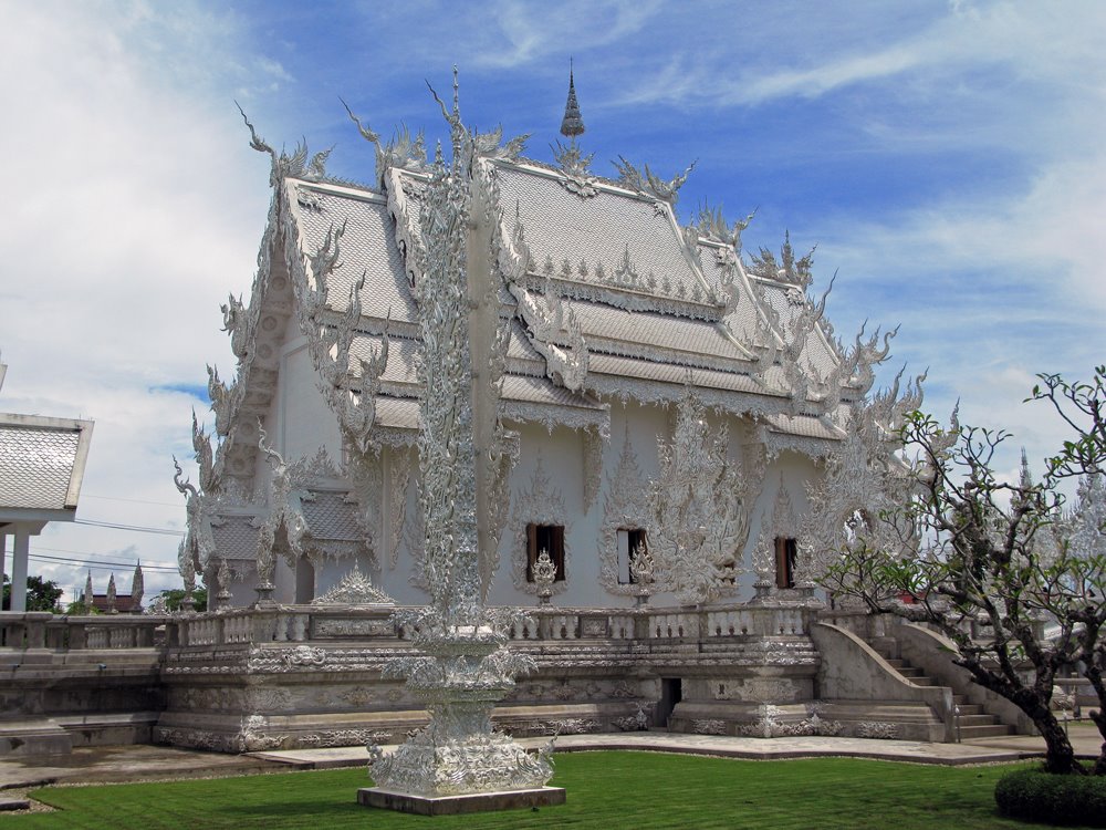 Chiang Rai, Thailand. Wat Rung Khun (5) by Eivind Friedricksen