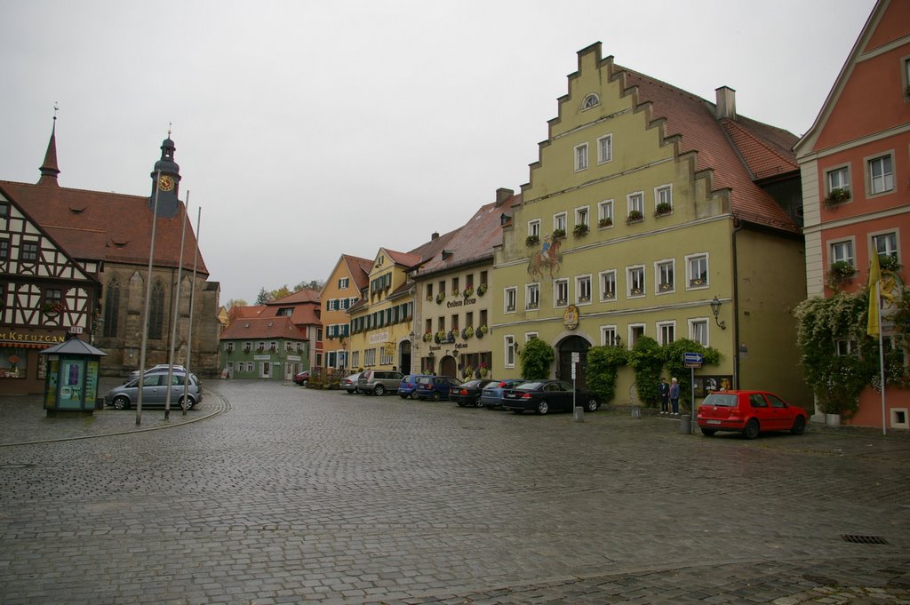 Feuchtwangen Marktplatz - hinten links der Chor der Stiftskirche by Luppo de Mare