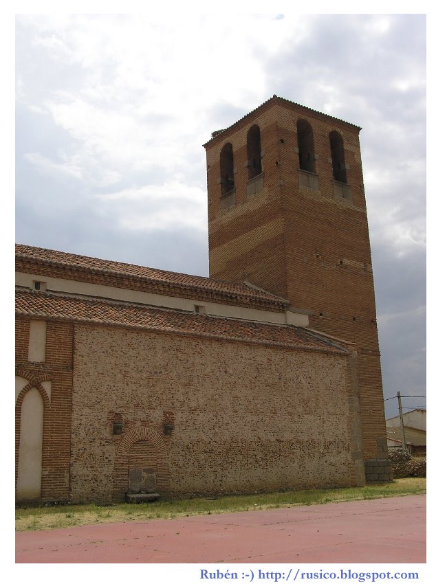 La iglesia vista desde el frontón by rubenyaju