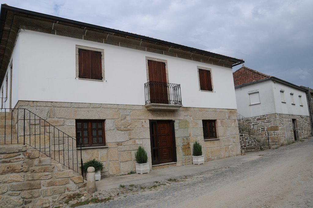 Casa em Alvaredo by Palmeira