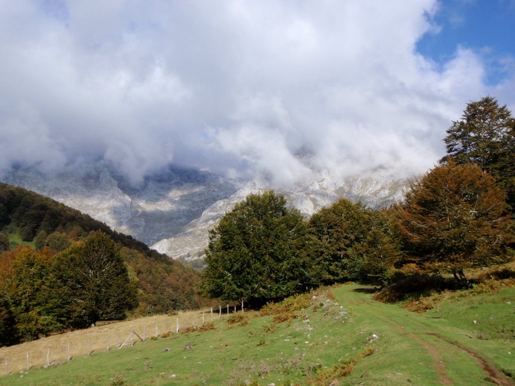 CORNIÓN DESDE VEGAVAÑO; País Llïonés by LLANADAY