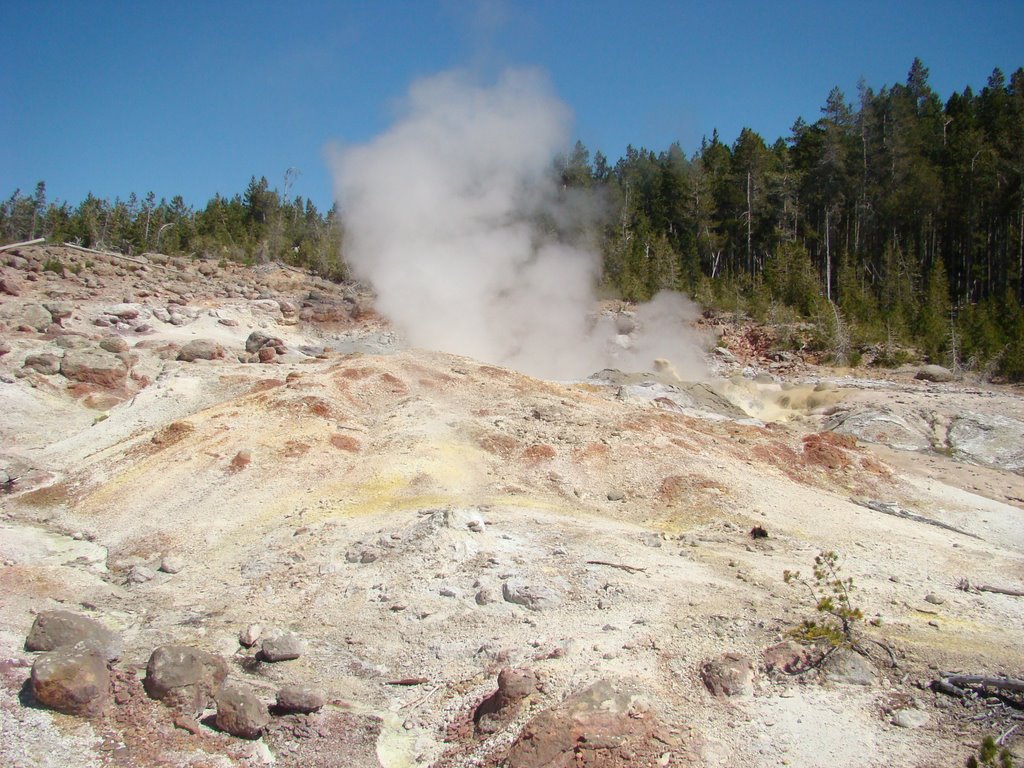 Steamboat Geyser by Ge Nielissen