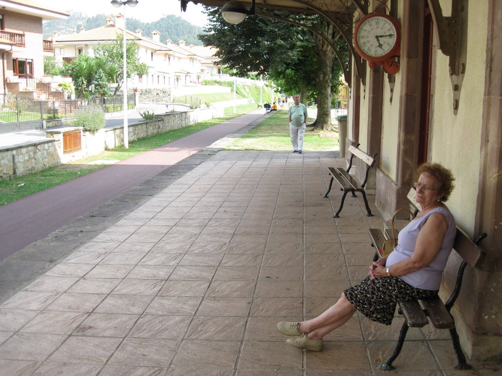 Esperando el tren by el juanan