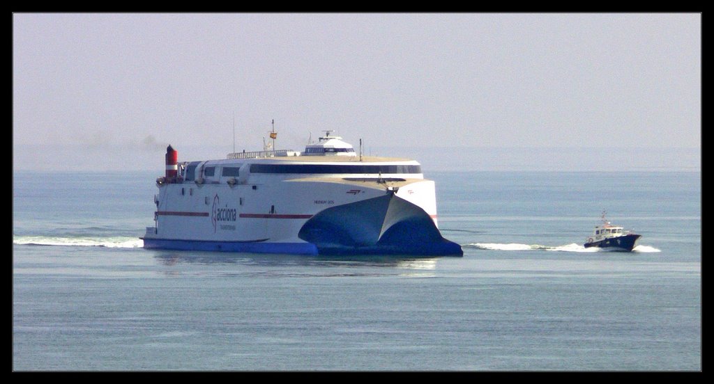 Buque rapido entrando en puerto by Braulio Tortosa Murc…