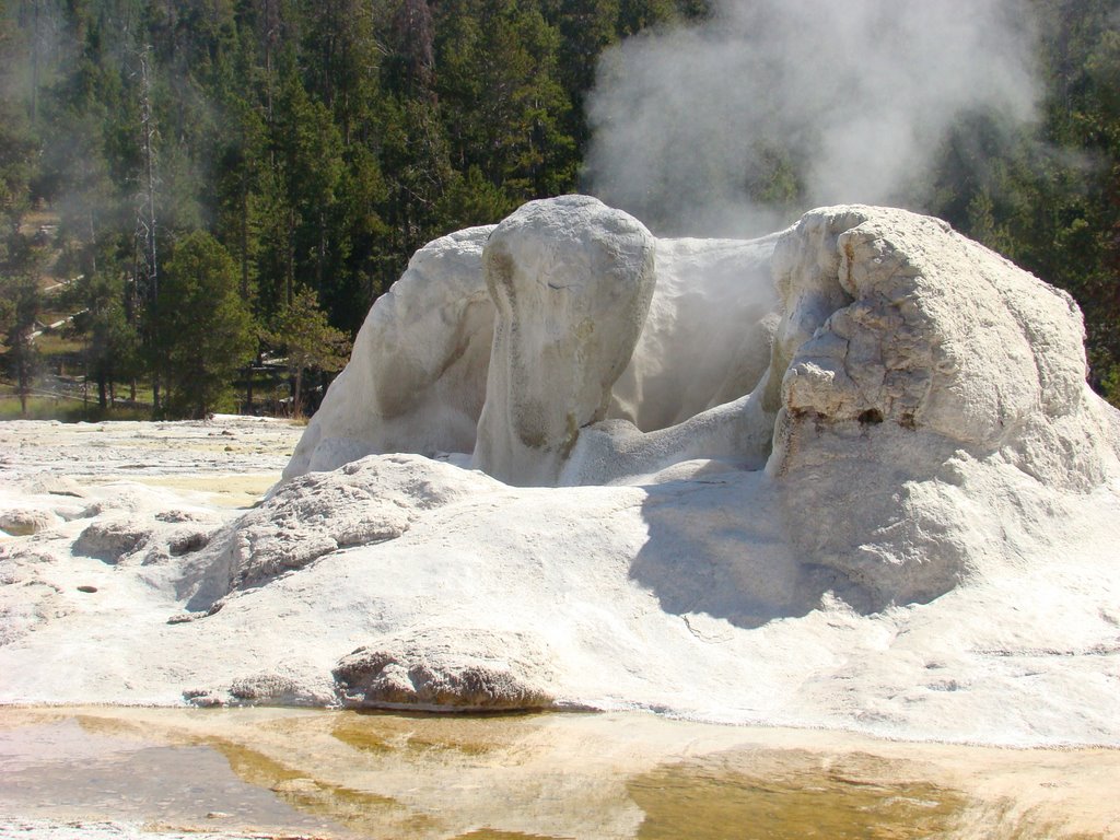 Grotto geyser by Ge Nielissen