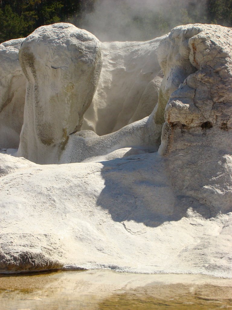 Grotto geyser by Ge Nielissen