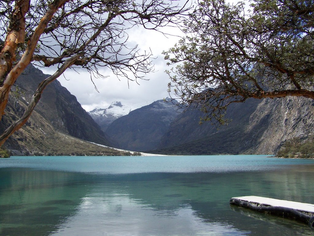 Laguna LLanganuco by varamos