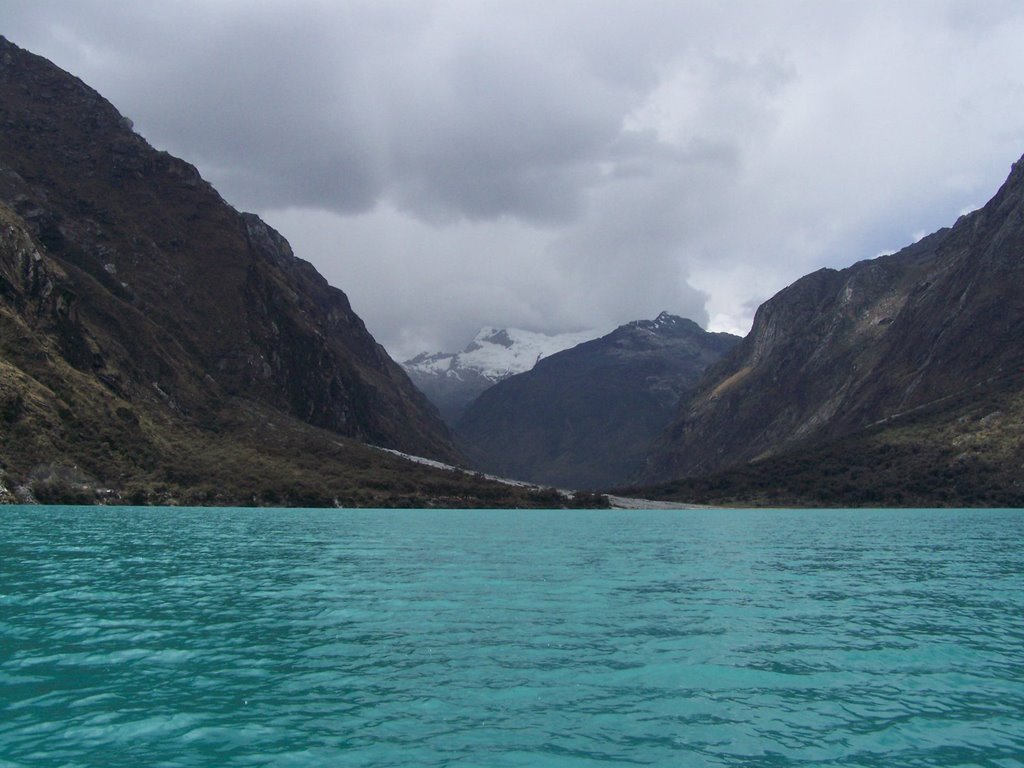 Laguna LLanganuco by varamos