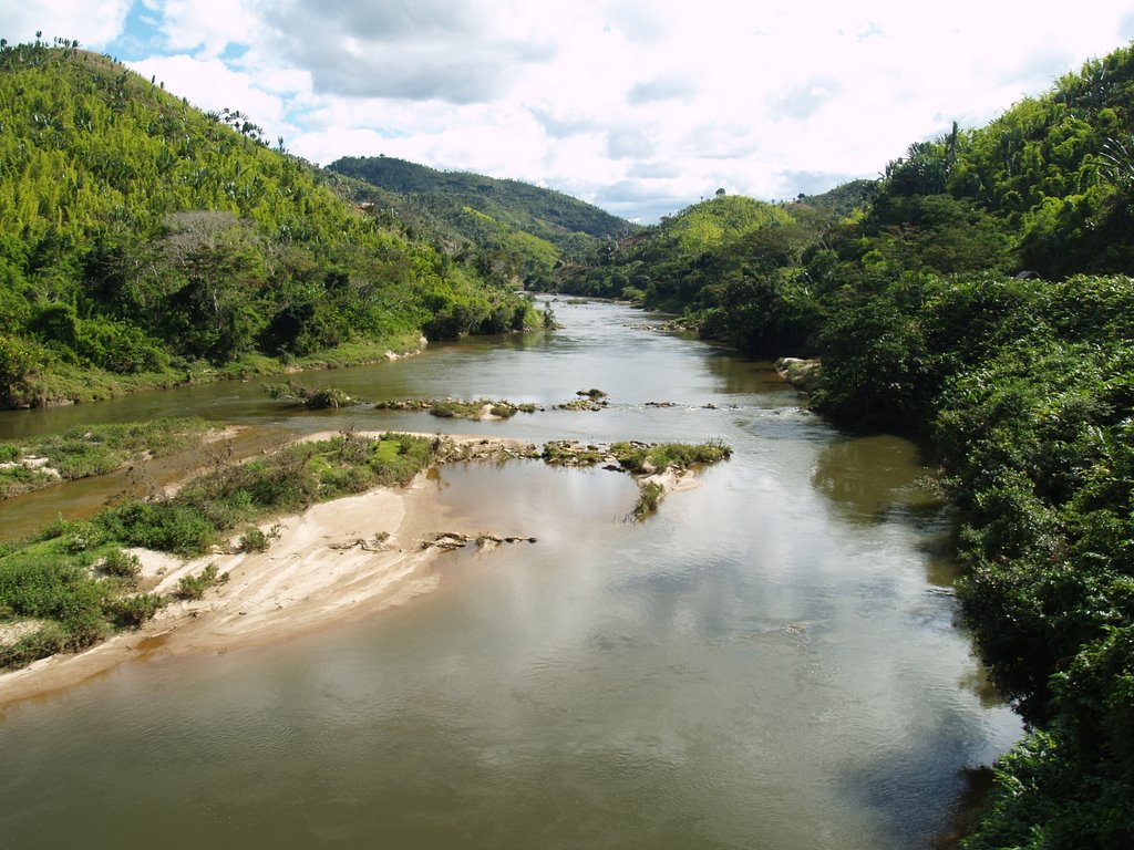 Train Fianar-Manakara vue sur rivière by Set Co