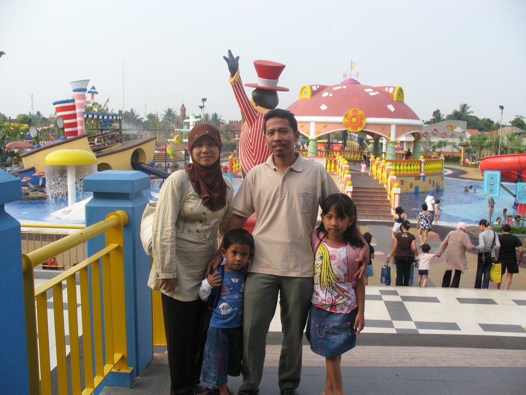 Indera's family in oceanpark by Indera2109