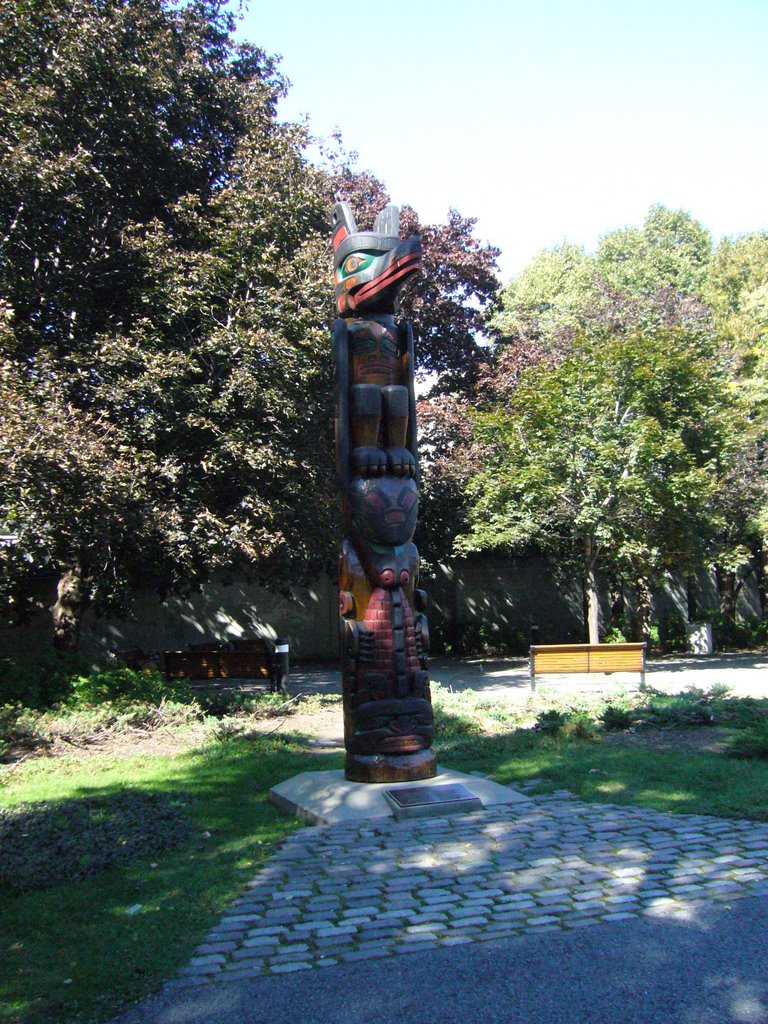 Canadian Totem. Ottawa. Sept. 2008 by Pablo F.