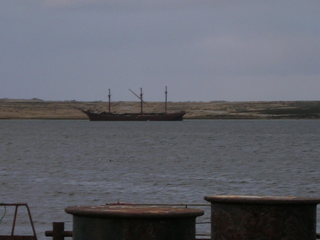 Antiguo Barco varado en la bahia de Port Stanley by Germán Rocha L.