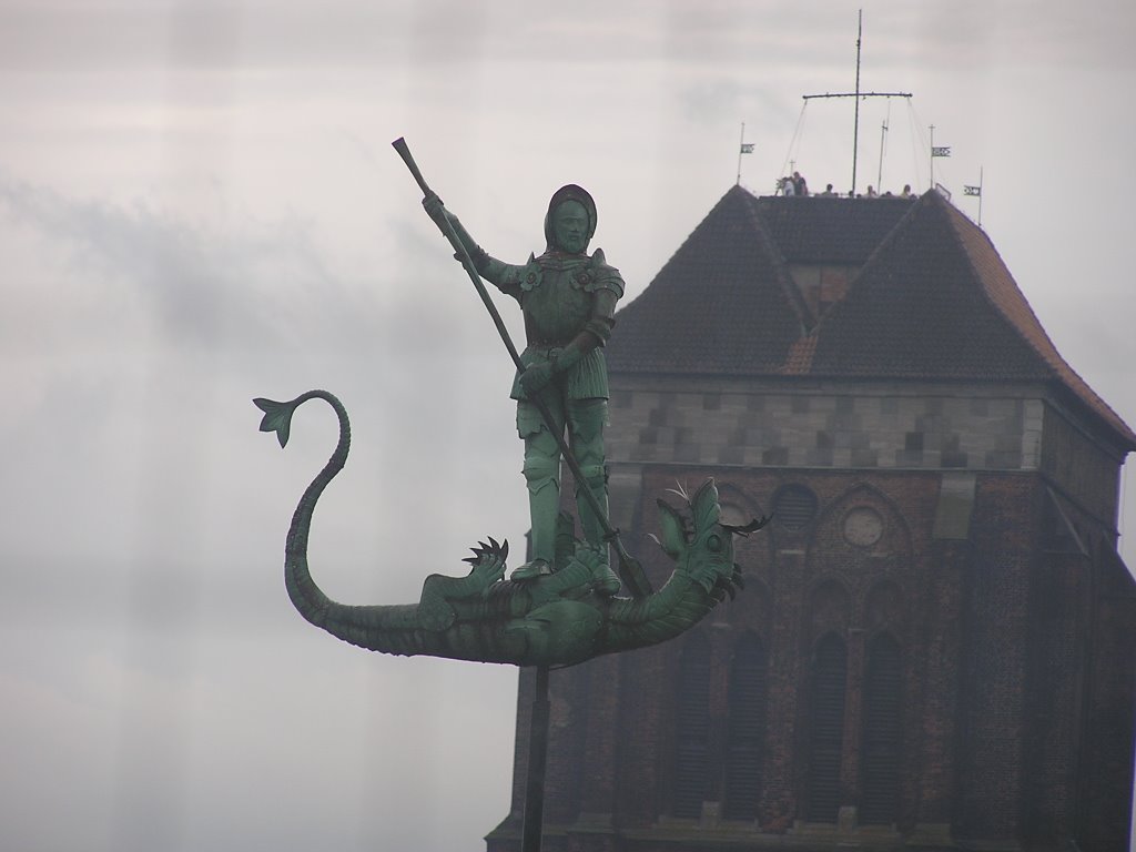 Kościół Mariacki z Muzeum Bursztynu by Mirosław Trybisz