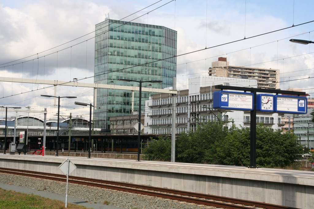 Centraal Station zuidzijde Perron 18 en 19 by Carl030nl