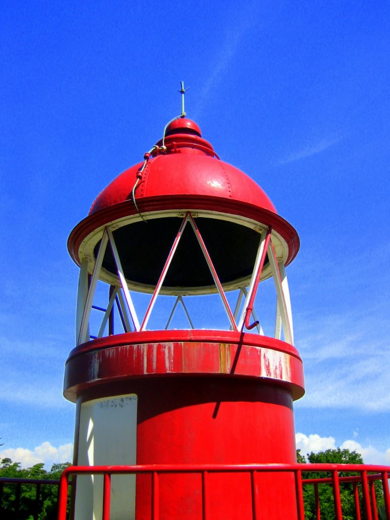 Old Takamastu Lighthouse of Red 五色台の赤灯台（高松築港の旧赤灯台） by mandegan