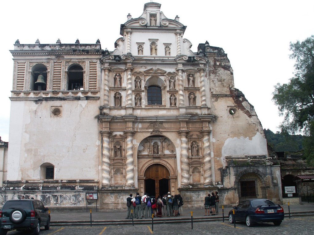 Antigua, Iglesia de San Francisco by J.G. Nuijten