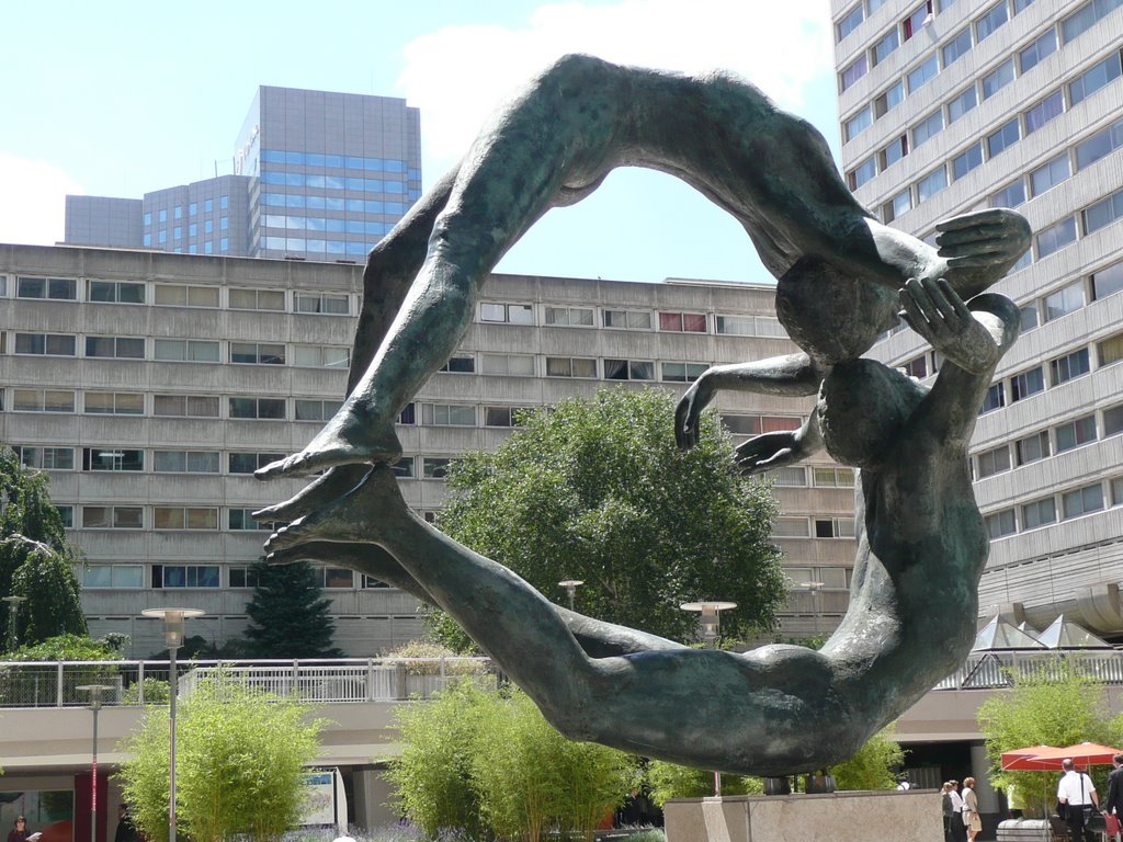 Paris, La Défense - "La Terre" de Debré 2 by Maryse Trezy