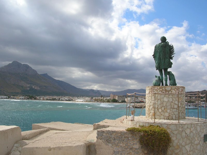 San Vito Lo Capo, dalla statua del santo verso la spiaggia by Mauro Tacca