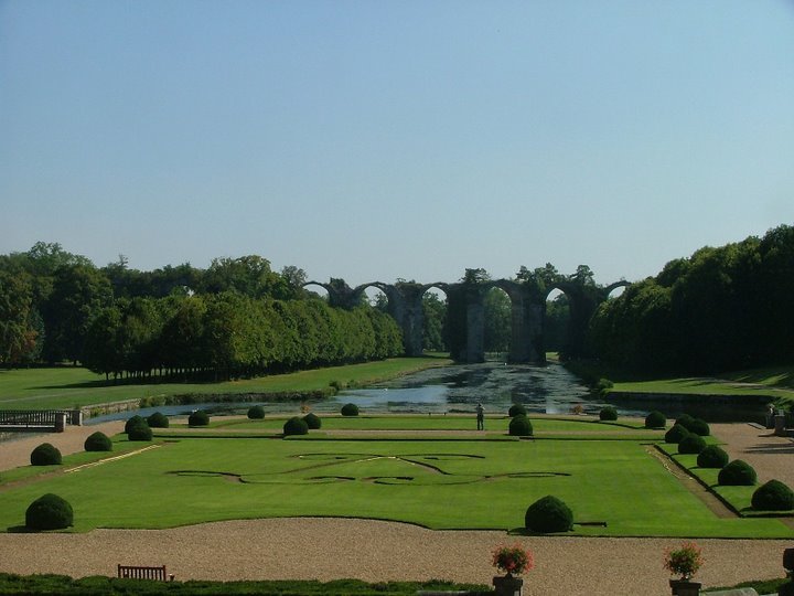 Maintenon: Vue sur les jardins et l'acqeduc de Vauban depuis le premier étage by rv8427