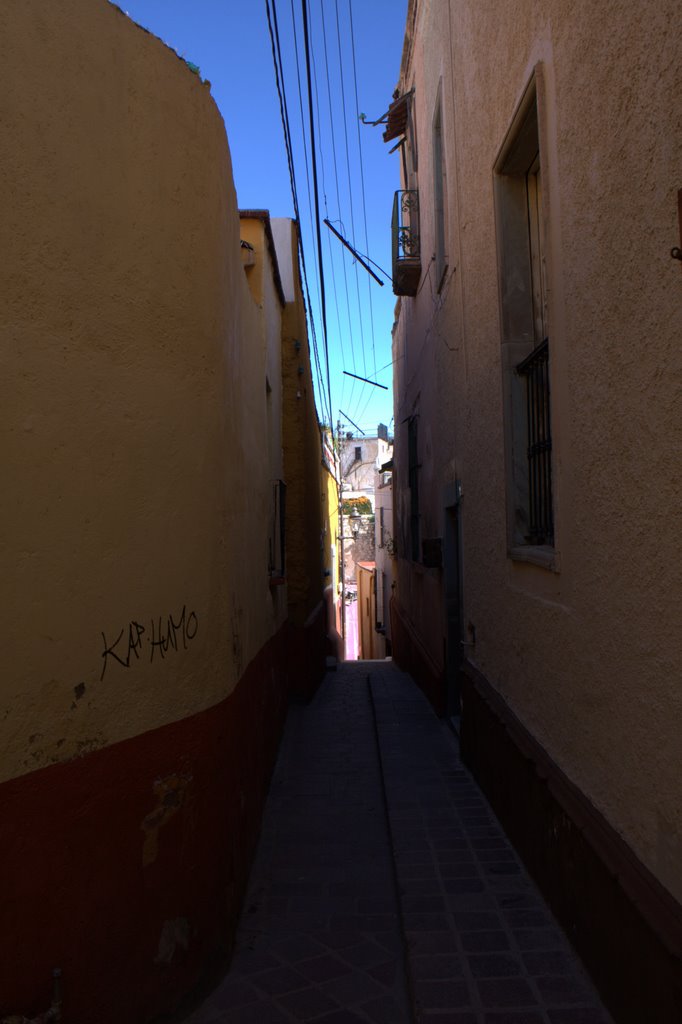 Alley in Guanajuato by Hugo Vázquez