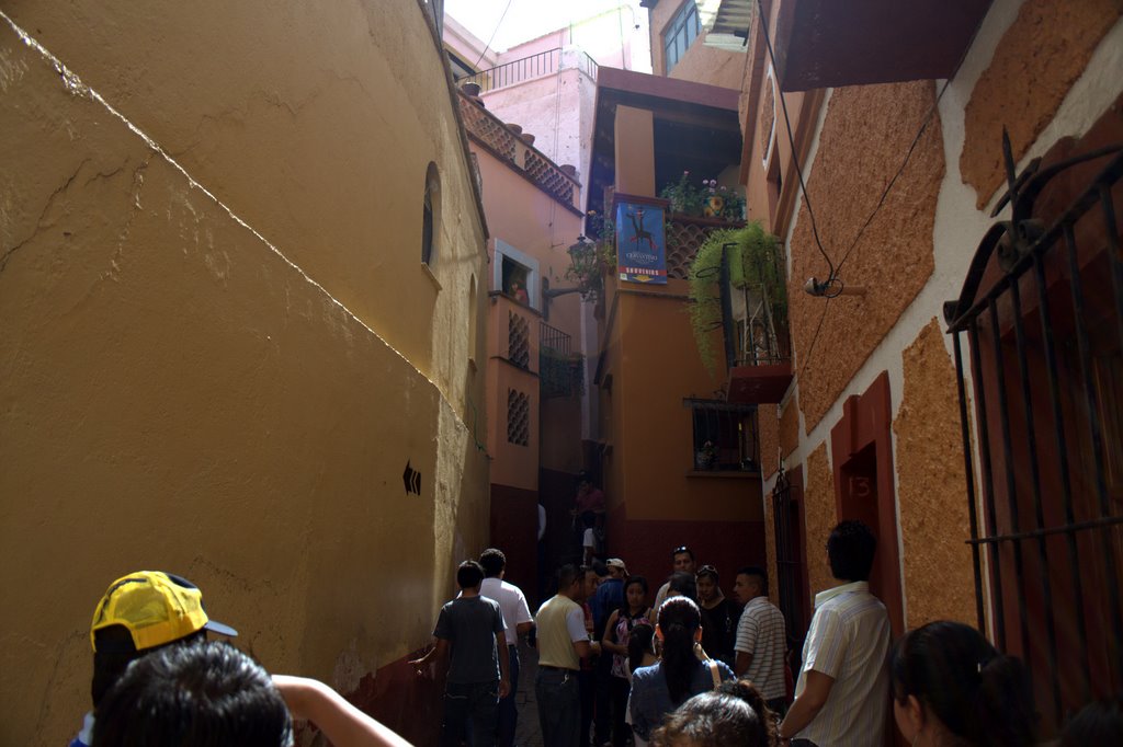 Callejón del Beso by Hugo Vázquez