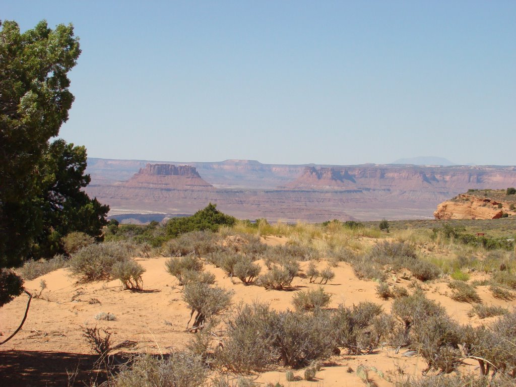 Canyonlands: Mesa Arch trail by Ge Nielissen