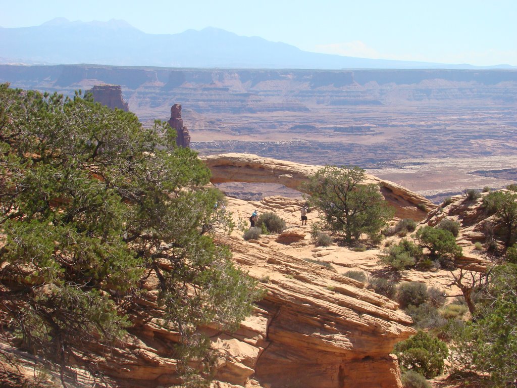 Canyonlands: Mesa Arch by Ge Nielissen